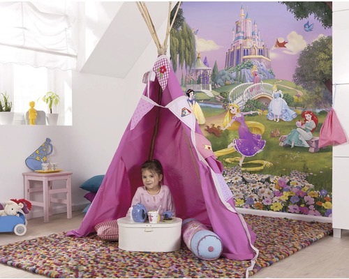 Kinderzimmer mit rosa Tipi Zelt, Spielteppich und Tapete mit Disney Prinzessinnen Motiv.