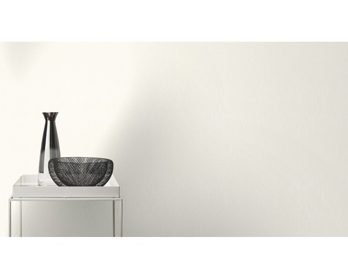 Dekorative Vase und Schale auf einem Tisch