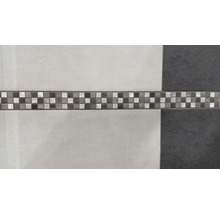 Nahaufnahme von grauen und hellgrauen Wandfliesen mit Mosaikbordüre