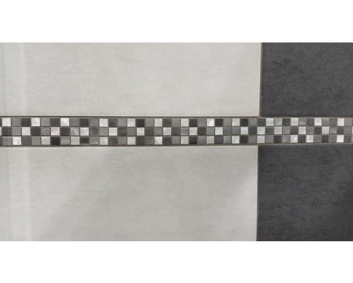 Nahaufnahme von grauen und hellgrauen Wandfliesen mit Mosaikbordüre