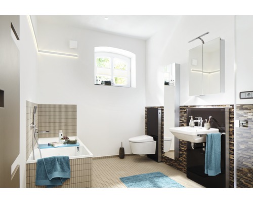 Helles Badezimmer mit Badewanne, Toilette, Waschbecken und Spiegelschrank