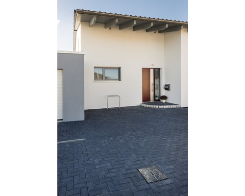 Außenansicht eines modernen Einfamilienhauses mit gepflasterter Auffahrt