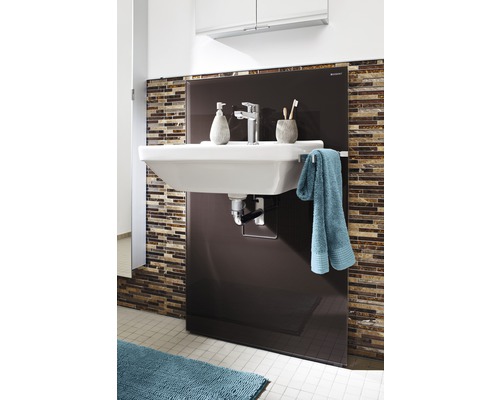 Badezimmer mit Waschbecken, Armatur, Handtuch und brauner Rückwand