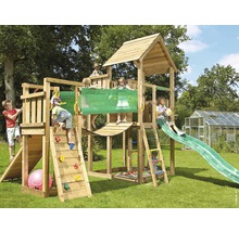 Spielanlage mit Rutsche, Kletterwand, Sandkasten und mehreren Kindern im Garten.