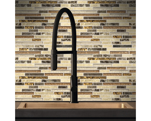 Küchenszene mit Mosaikfliesenwand und Mischbatterie vor Spüle