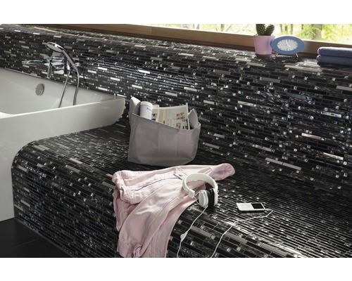 Badezimmer mit Mosaikfliesen, Badewanne und Accessoires