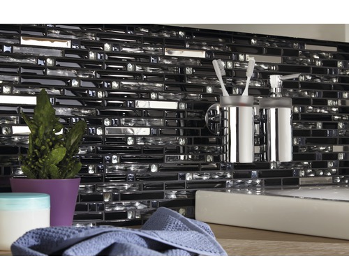 Wandgestaltung mit Mosaikfliesen im Badezimmer, inklusive Accessoires wie Zahnbürstenhalter und Seifenspender