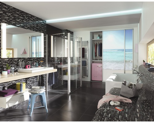 Badezimmer mit Waschbecken, Spiegel, Dusche, Badewanne und Schiebetürenschrank