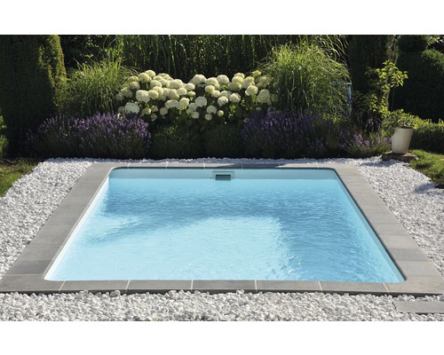 Quadratisches Schwimmbecken umrandet mit Steinen im Garten