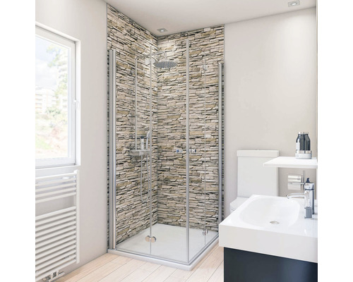 Duschrückwand BREUER Verblender hell 255 x 150 cm 9482512000204 Badezimmer mit Duschkabine, Waschtisch und Toilette vor einer Steinwand