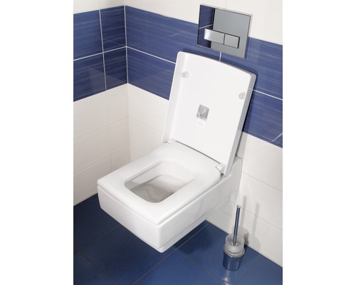 Wandhängendes WC mit offenem Spülrand und Betätigungsplatte