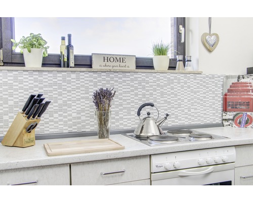 Küchenszene mit Herd, Spüle, Messern, Schneidebrett und Dekor