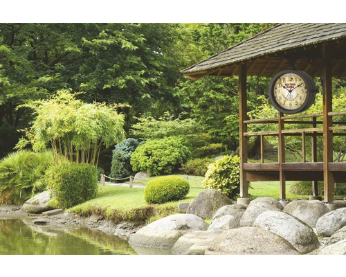 Gartenansicht mit dekorativer Uhr unter einem Pavillon