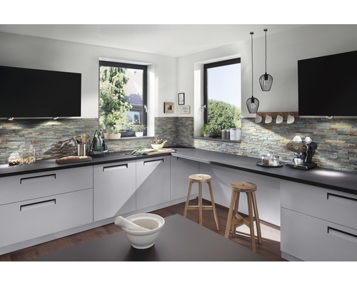 Helle Küche mit grauen Schränken, Arbeitsplatten und Fensterblick