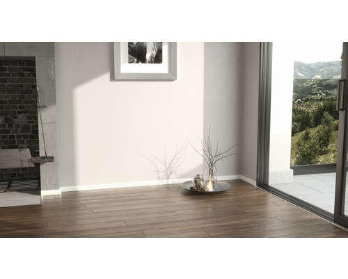 Innenraum mit Holzboden, Kamin, Dekoration und Blick ins Grüne