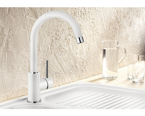 Küchenarmatur in Weiß mit hohem Auslauf