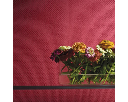 Nahaufnahme einer strukturierten Tapete mit einem Blumenarrangement in einer Glasvase