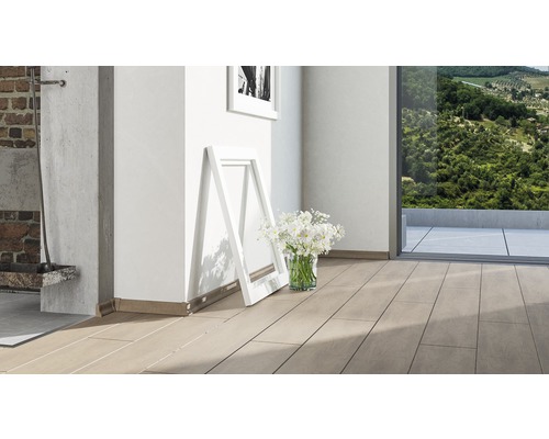 Heller Raum mit Fliesenboden, Blumenstrauß und Landschaftsblick