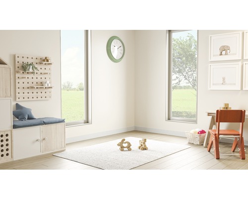 Helles Kinderzimmer mit Fenster, Teppich, Spielzeug und Holzmöbeln.