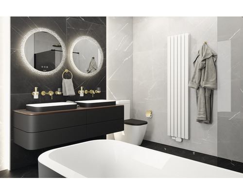 Helles Badezimmer mit Doppelwaschtisch, runden Spiegeln mit Beleuchtung, Badewanne und Heizkörper