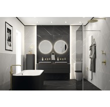 Modernes Badezimmer mit Badewanne, Waschtisch, Spiegeln und Dusche
