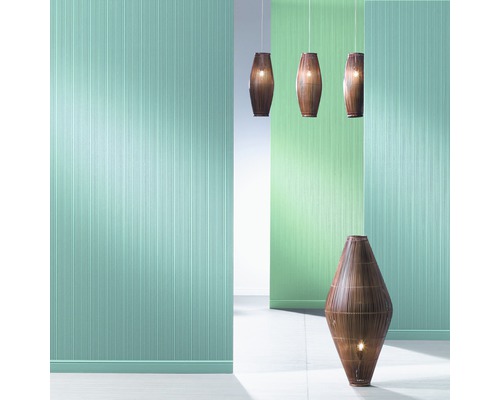 Raumgestaltung mit Struktur Tapeten, Hängelampen und einer Stehlampe.