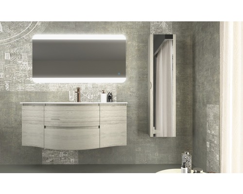 Modernes Badezimmer mit Waschtischunterschrank, beleuchtetem Spiegel und Hochschrank vor gemusterter Wand