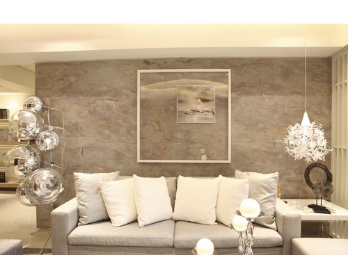 Wohnzimmer mit Sofa, Kissen, Bild und Dekoration