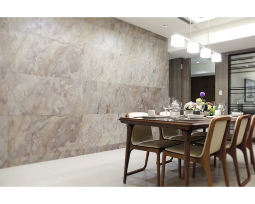 Esszimmer mit Wandfliesen in Marmoroptik und Esstisch mit Stühlen