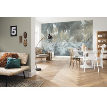 Wohnzimmer mit Dschungeltapete, Bank, Stühlen und Holzboden