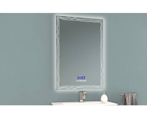 Beleuchteter Badezimmerspiegel mit digitaler Anzeige über einem Waschbecken