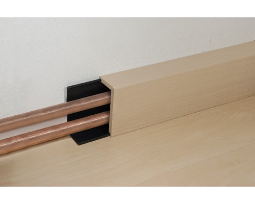 Installierte Heizungsrohrverkleidung aus Kunststoff