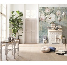 Heller Raum mit Zimmerpflanze, Kommode, Tisch und floraler Fototapete
