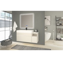 Modernes Badezimmer mit Waschtisch, beleuchtetem Spiegel und freistehender Badewanne.