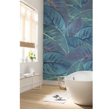 Badezimmer mit Badewanne, Fenster und Wandtapete mit Blattmotiv