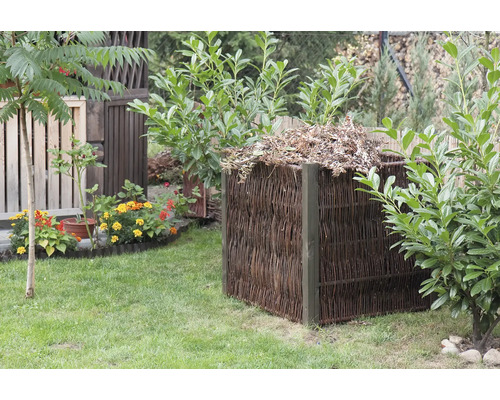 Gartenansicht mit Weidenkomposter gefüllt mit Gartenabfällen