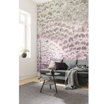 Wohnzimmer mit Feder Tapete, Sofa und Teppich