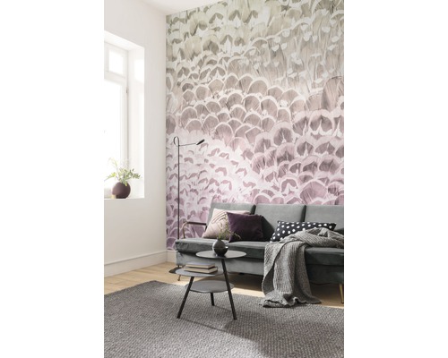 Wohnzimmer mit Feder Tapete, Sofa und Teppich