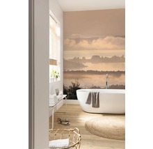 Modernes Badezimmer mit freistehender Badewanne, gemusterter Tapete und Holzboden.