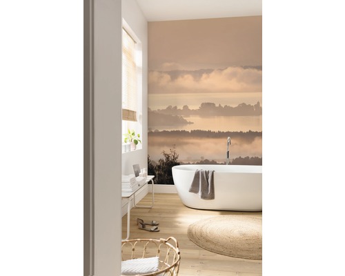 Modernes Badezimmer mit freistehender Badewanne, gemusterter Tapete und Holzboden.