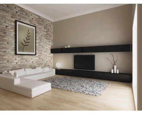 Wohnzimmer mit Ziegelwand, weißer Couch, schwarzem TV-Schrank und Teppich