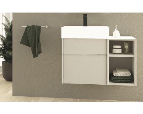 Badezimmer mit Waschbeckenunterschrank, Handtuch und Zimmerpflanze