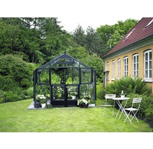Gewächshaus im Garten mit Tisch und Stühlen