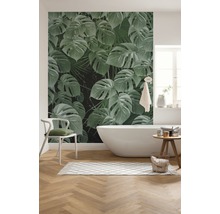 Modernes Badezimmer mit Pflanzenmotivtapete, Badewanne und Holzboden