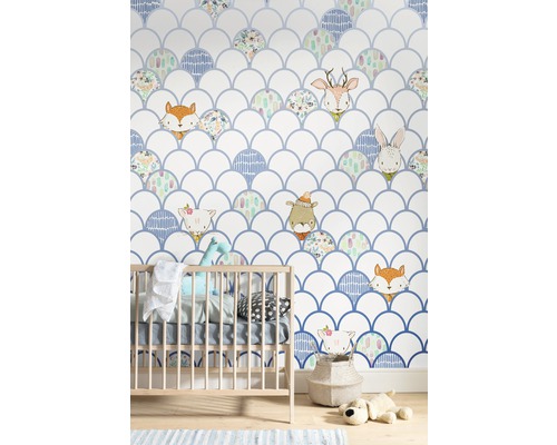 Kinderzimmer mit Babybett und Tapete mit Tiermotiven