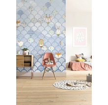 Kinderzimmer mit Tapete im Schuppendesign und Tiermotiven, dekoriert mit Möbeln und Spielsachen.