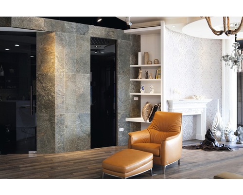 Wohnzimmer mit Sessel, Regal und dekorativer Wandgestaltung