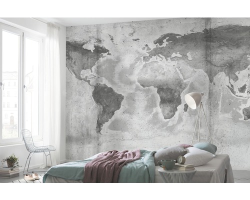 Schlafzimmer mit Weltkarte-Fototapete, Bett und Lampe