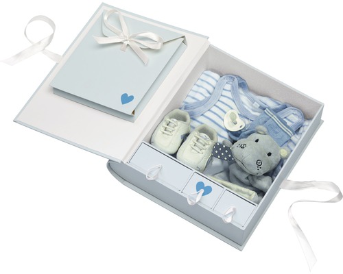 Geschenkbox für ein Baby mit Kleidung, Schnuller, Stofftier und Babyschuhen