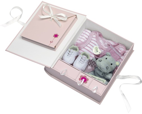 Geschenkset für ein Baby mit Kleidung, Schuhen und einem Stofftier in einer Box